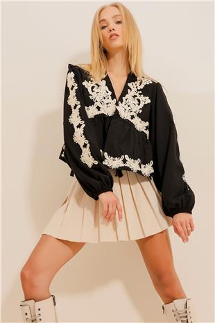 Kadın Siyah V Yaka Püskül Detaylı İşlemeli Balon Kol Crop Mevsimlik Ceket ALC-X11140