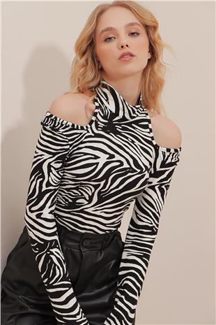 Yarım Balıkçı Omuz Dekolteli Zebra Desenli Crop Örme Bluz - Siyah-Ekru