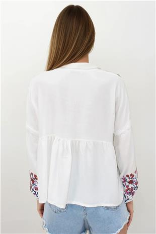 Kadın Beyaz Yırtmaç Yakalı Roba Nakışlı Bluz VS00245