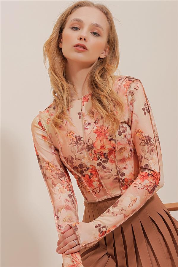 Bisiklet Yaka Dikiş Detaylı Desenli Sandy Crop Bluz - Pudra
