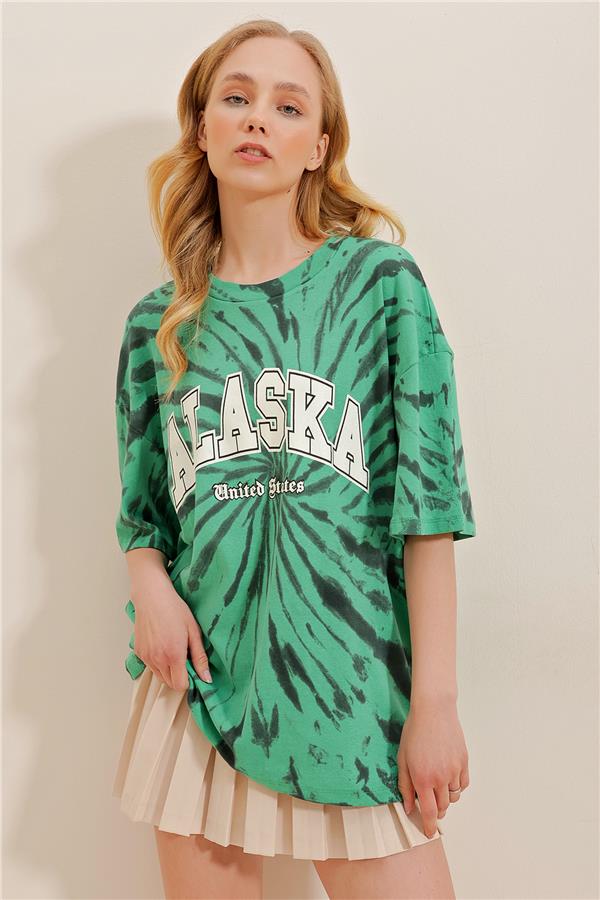 Bisiklet Yaka Önü Baskılı Batik Desenli Oversize T-Shirt - Yeşil