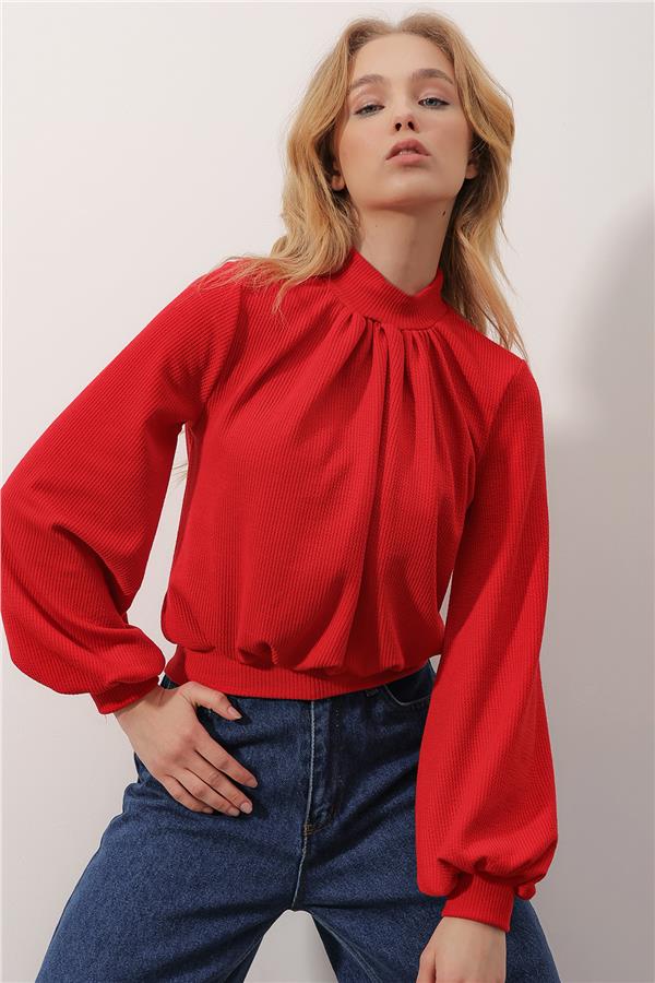 Dik Yaka Önü Büzgülü Kolları Manşetli Crop Örme Bluz - Kırmızı