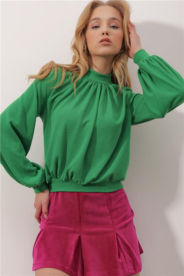 Dik Yaka Önü Büzgülü Kolları Manşetli Crop Örme Bluz - Zümrüt Yeşili
