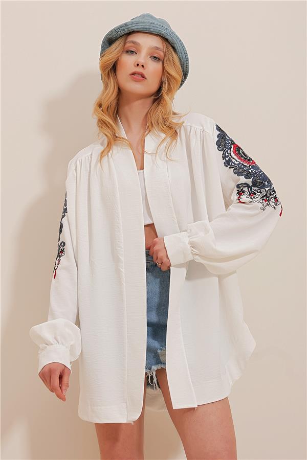 Şal Yaka Kolları Ve Sırtı Nakış Detaylı Kimono Ceket - BEYAZ