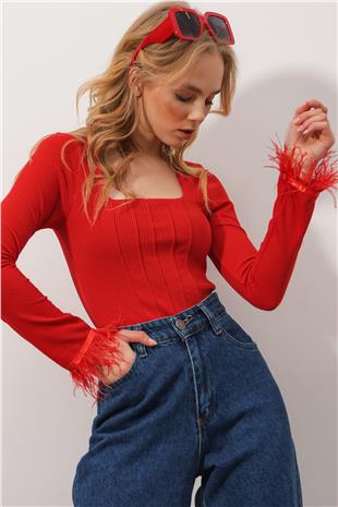 Kare Yaka Dikiş Detaylı Kolları Tütü Şeritli Crop Örme Bluz - Kırmızı