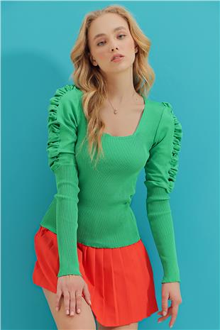 Kare Yaka Kolları Fırfırlı Sık Dokuma Triko Bluz - Zümrüt Yeşili