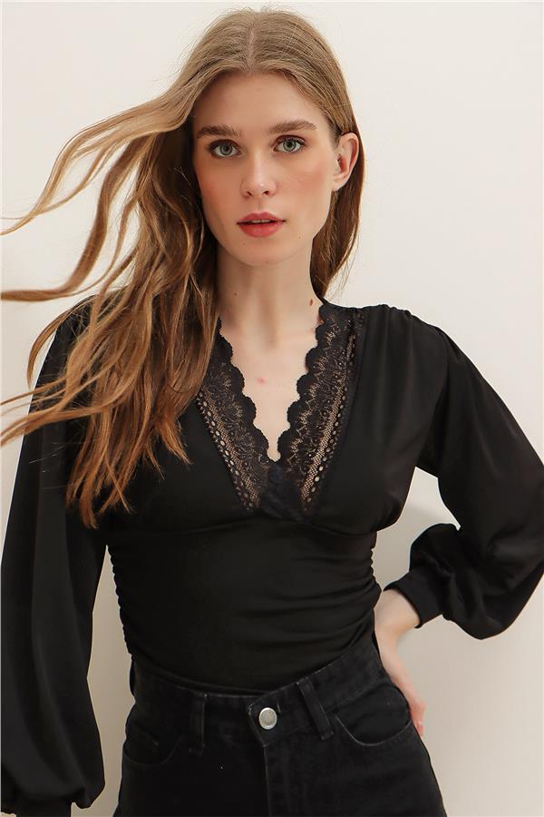 Yakası Dantelli Prenses Kol Alttan Çıt Çıtlı Sandy Bluz - Siyah