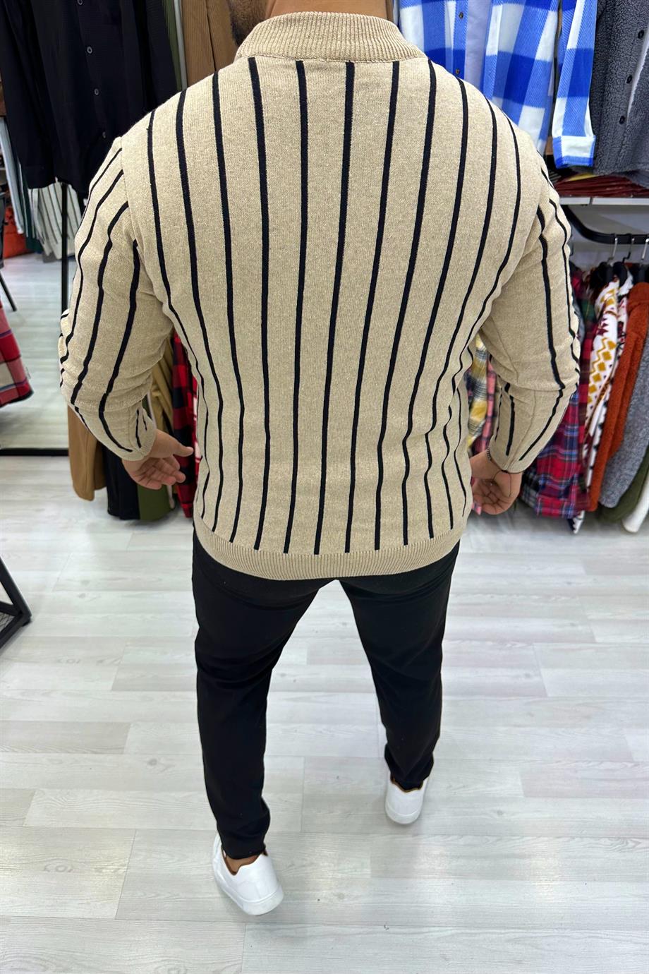 Bej Çizgili Yarım Boğaz Triko Kazak