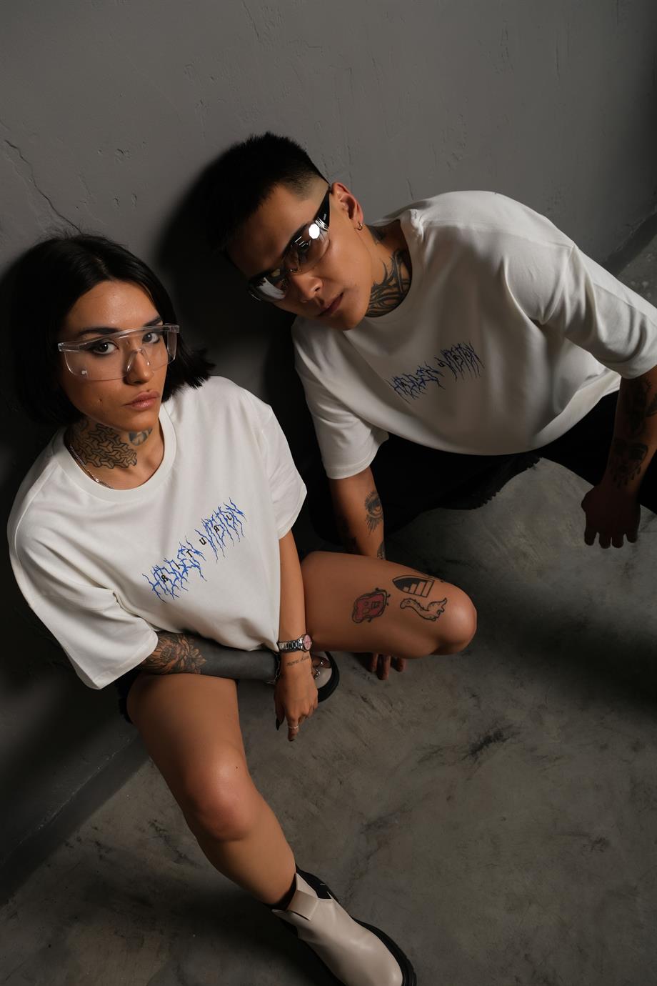Kırık Beyaz Ritual Mavi Yıldırım Baskılı Oversize Basic Tshirt