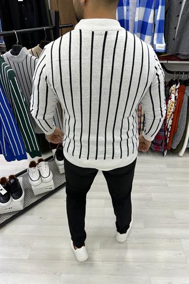 Beyaz Çizgili Yarım Boğaz Triko Kazak