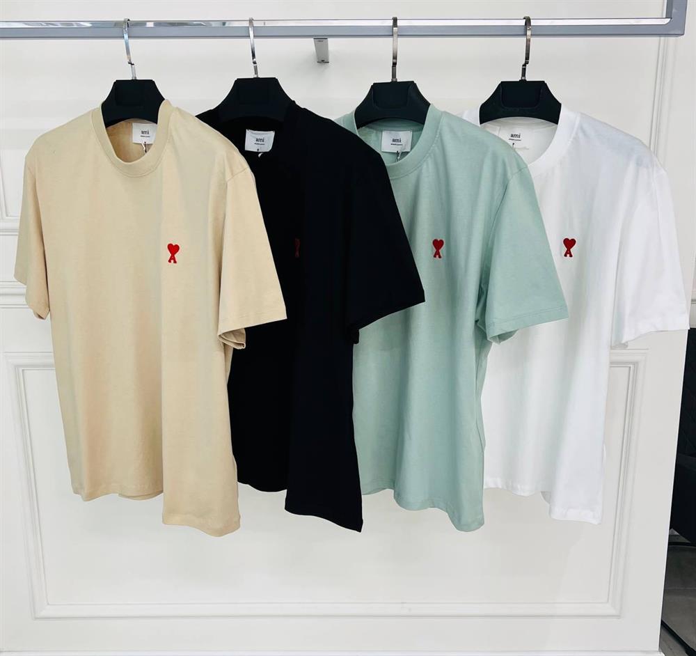 AMİ KIRMIZI KÜÇÜK LOGOLU SİYAH TSHİRT 