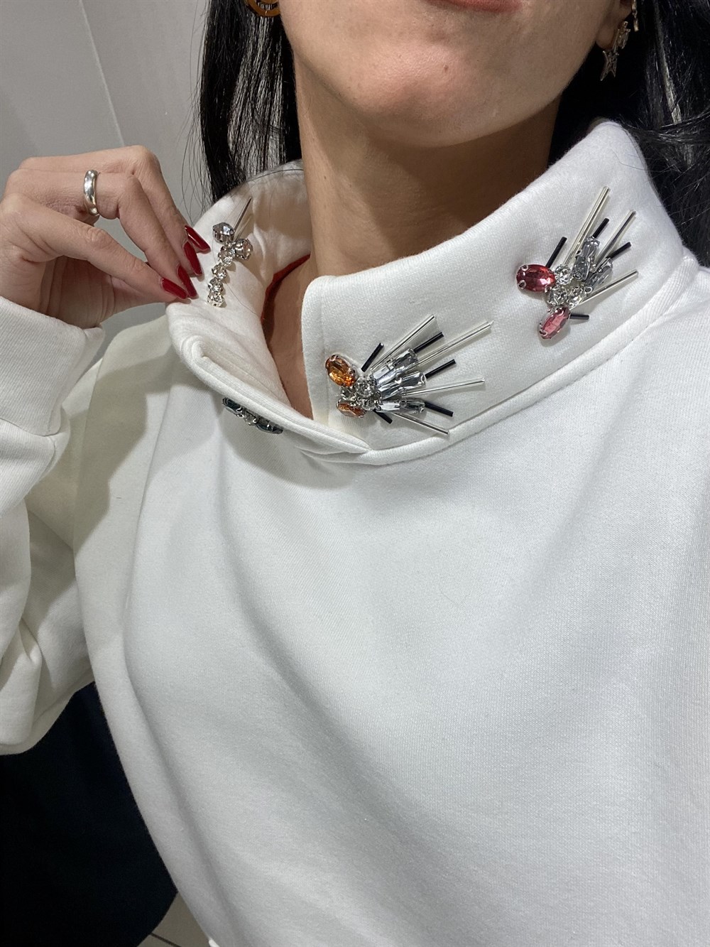 Beyaz taşlı tasarım sweatshirt 