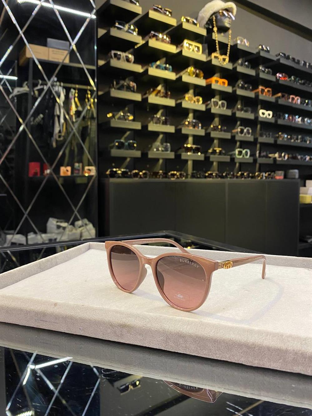 Burberry pembe gözlük
