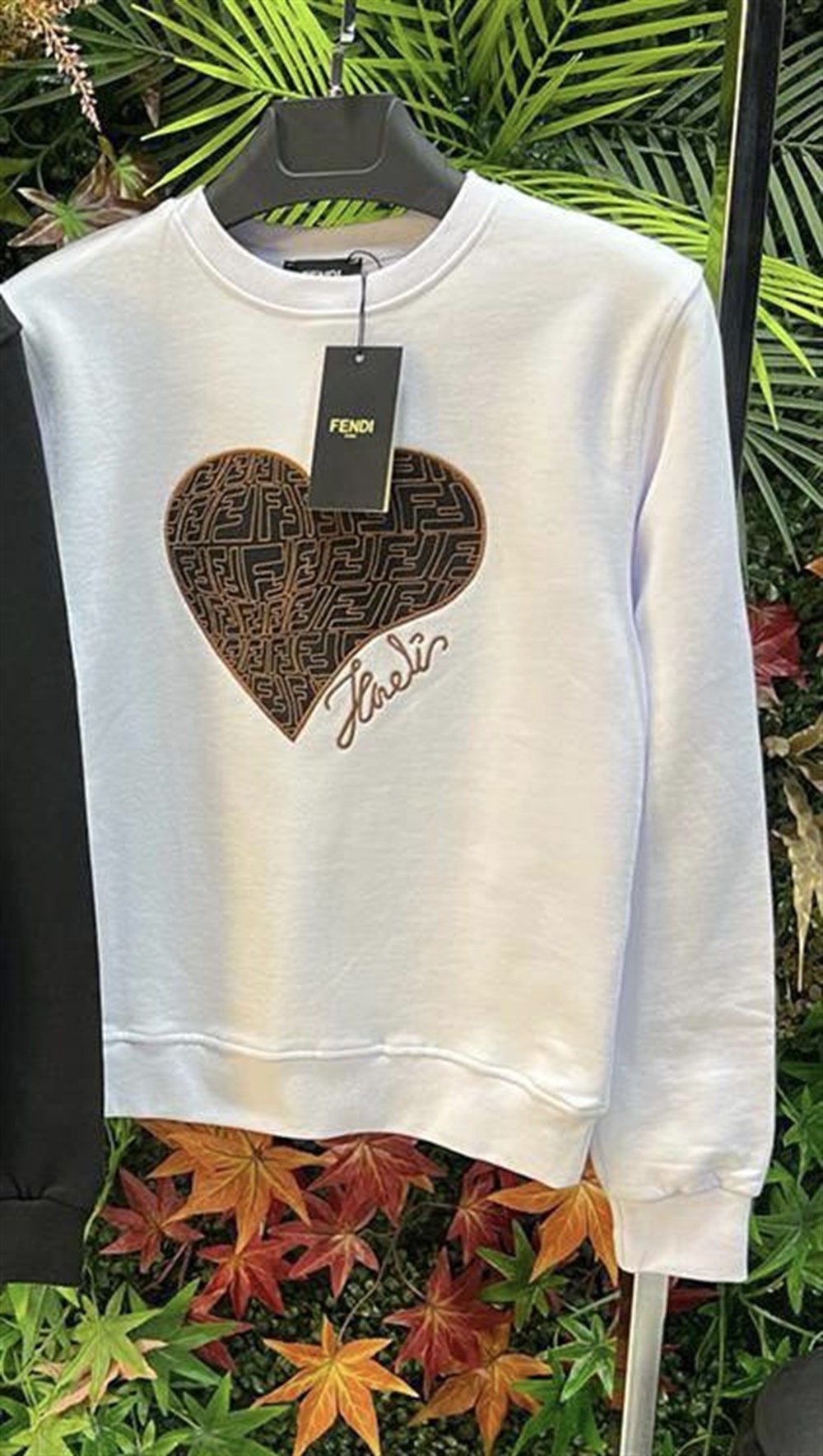 FENDİ ÖNÜ KALP DETAYLI BEYAZ SWEATSHİRT 
