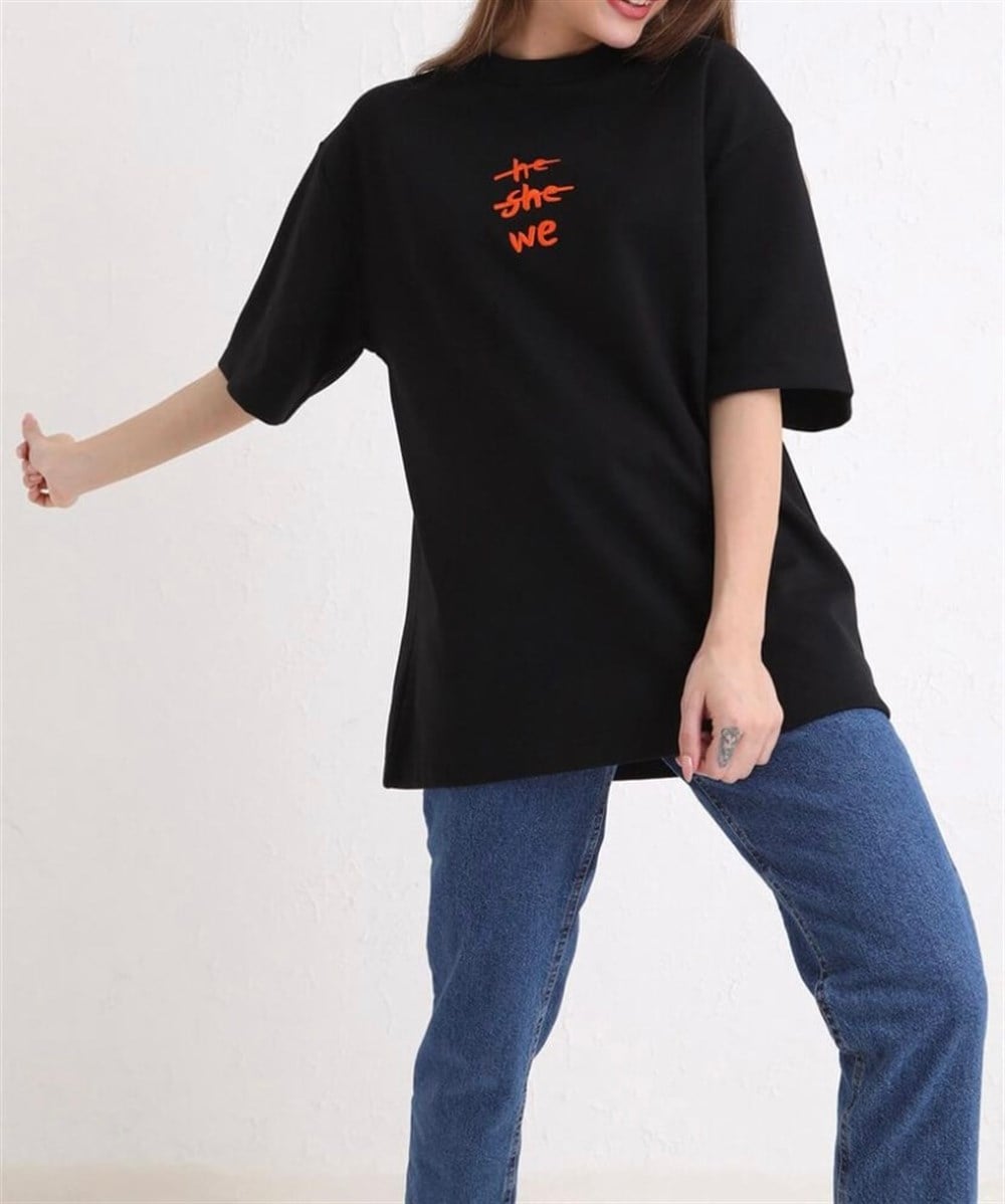 He She We Nakışlı Siyah Tshirt 