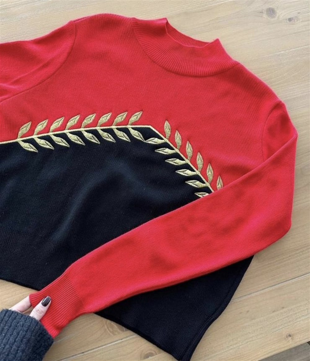 Kırmızı vatkalı kazak