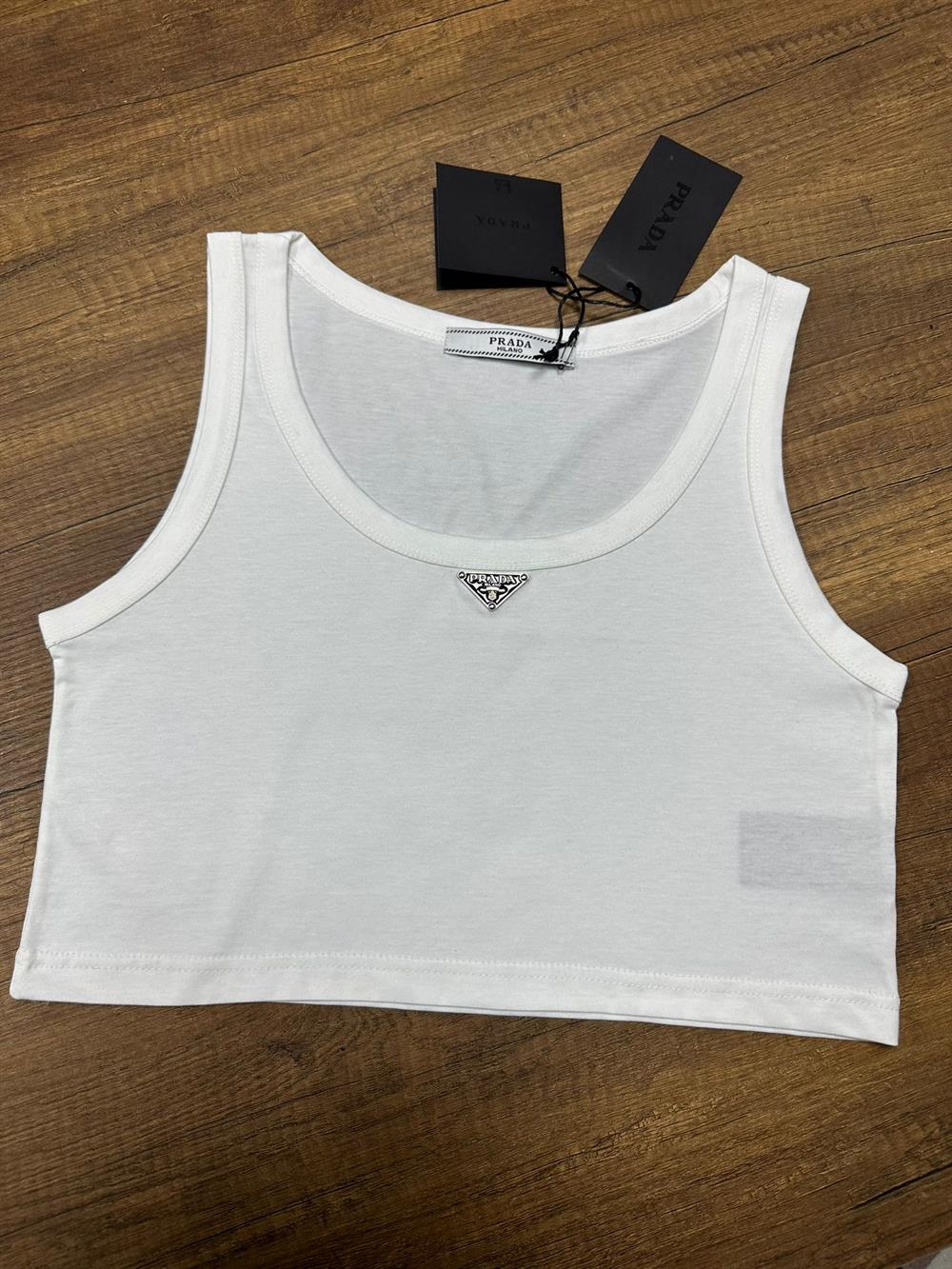 PRADA BEYAZ PLAKALI CROP TOP 