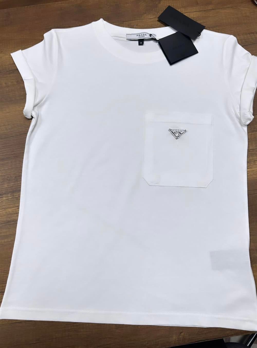PRADA CEP DETAYLI BEYAZ PLAKALI TSHİRT 