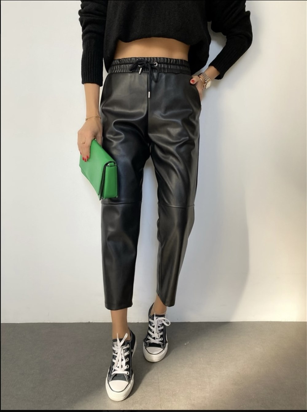 SİYAH DİZİ DİKİŞLİ BAĞCIKLI VE BELİ LASTİKLİ DERİ PANTOLON