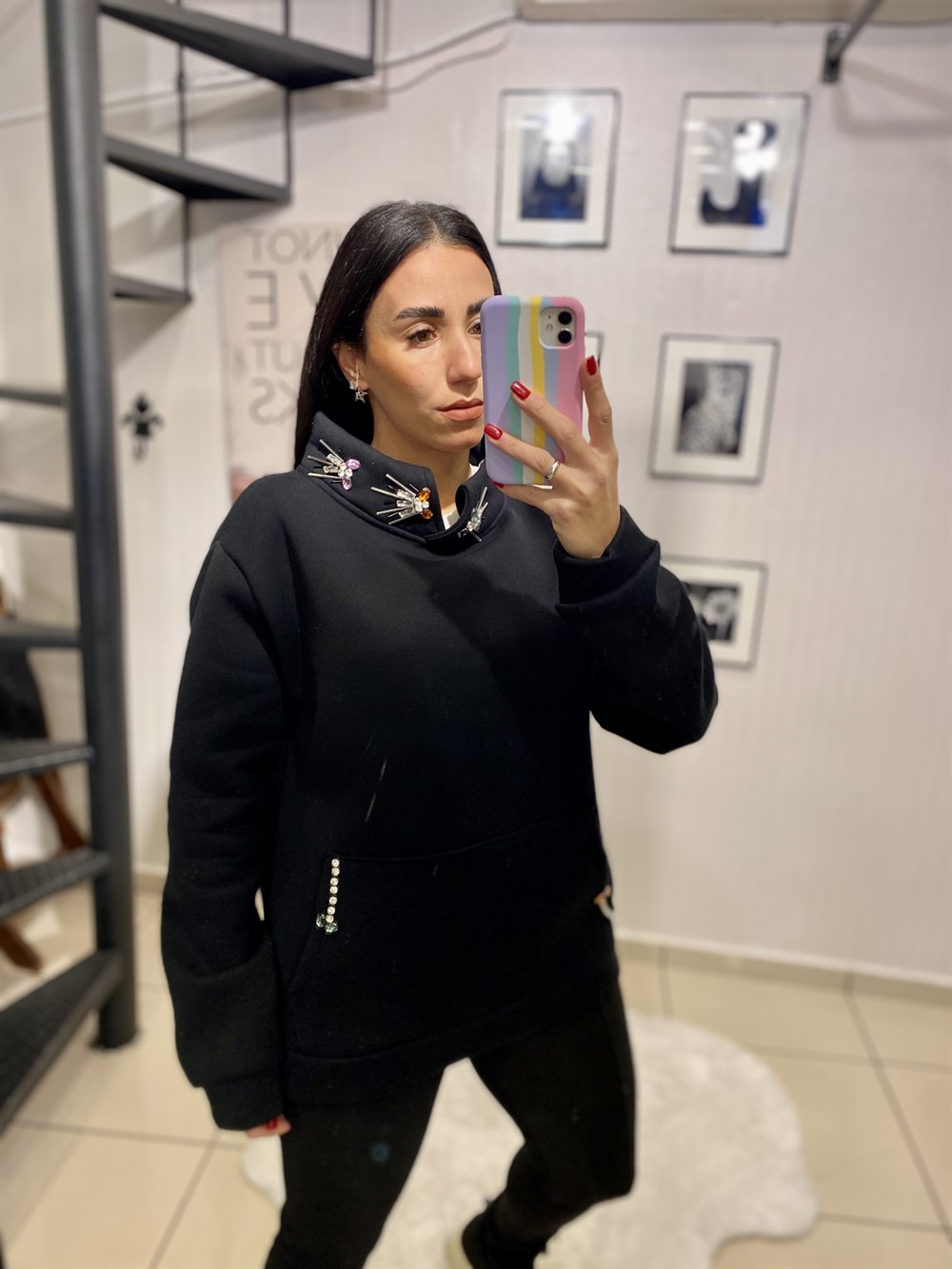 Siyah taşlı tasarım sweatshirt 