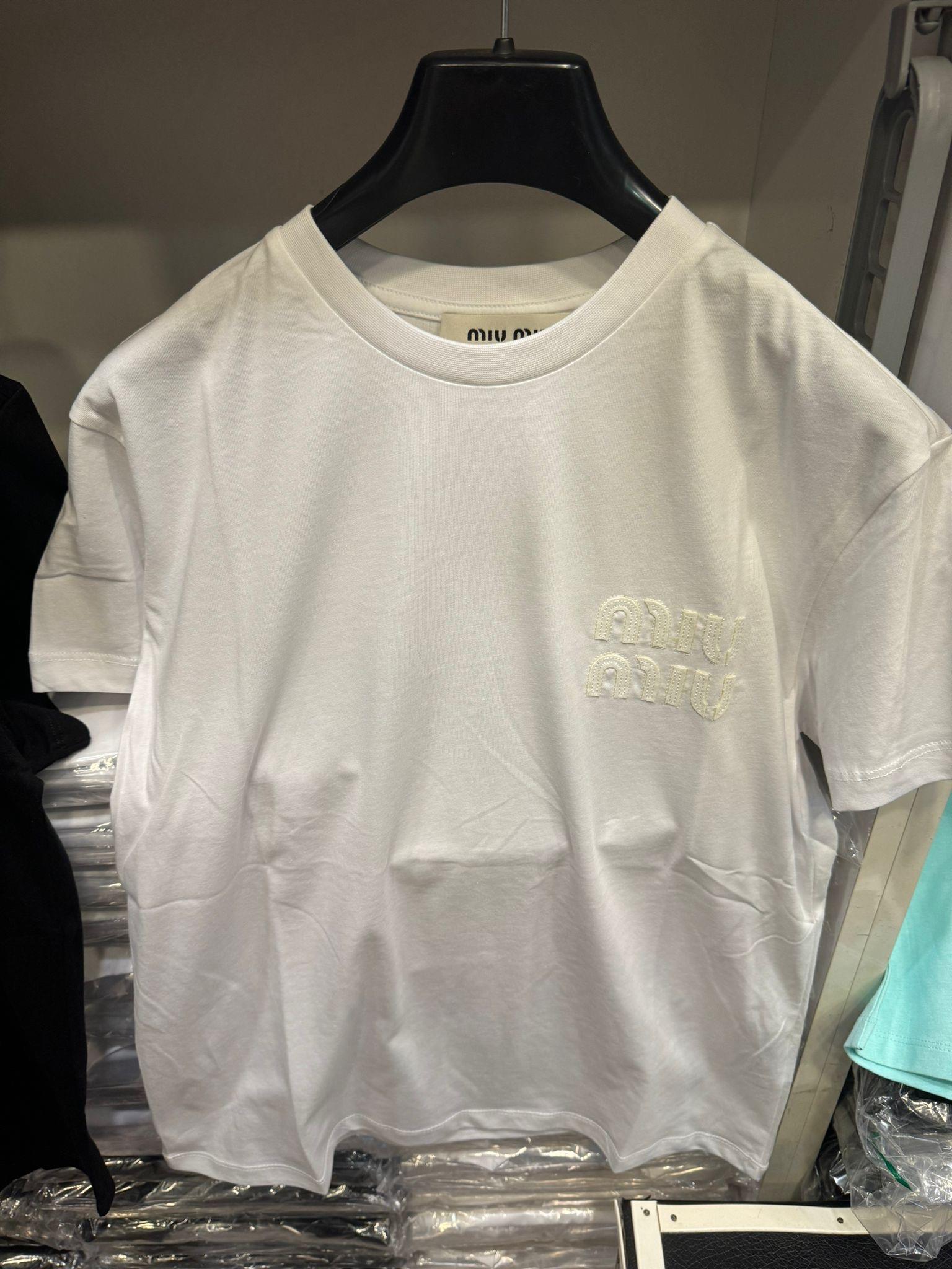 YENİ SEZON MİU BEYAZ LOGOLU TSHİRT 