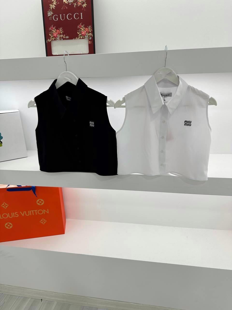 YENİ SEZON MİU SİYAH KOLSUZ GÖMLEK 