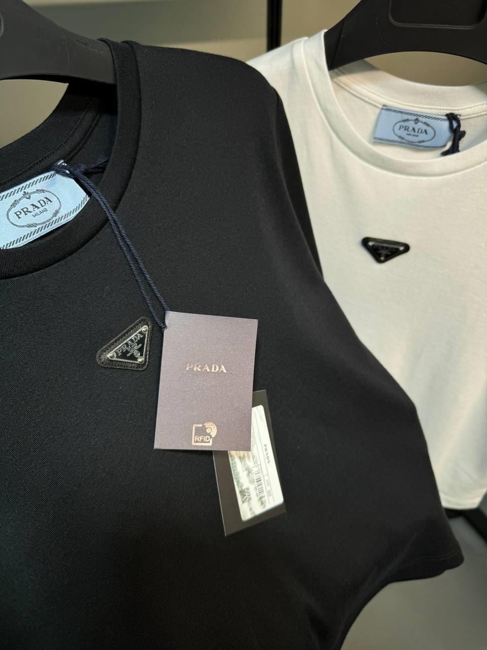 YENİ SEZON PRADA SİYAH CROP TOP