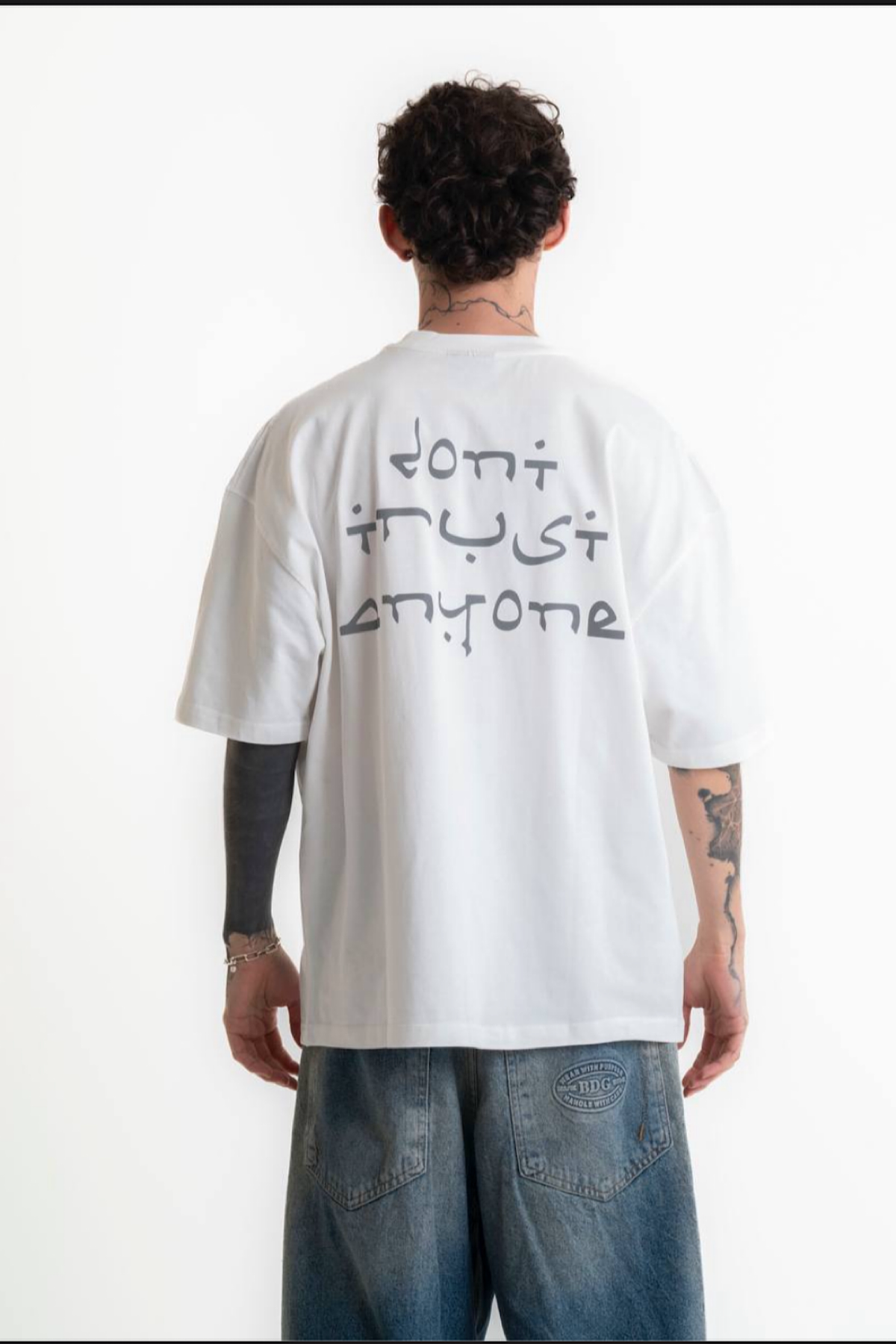 Beyaz Arkası Baskılı T-Shirt