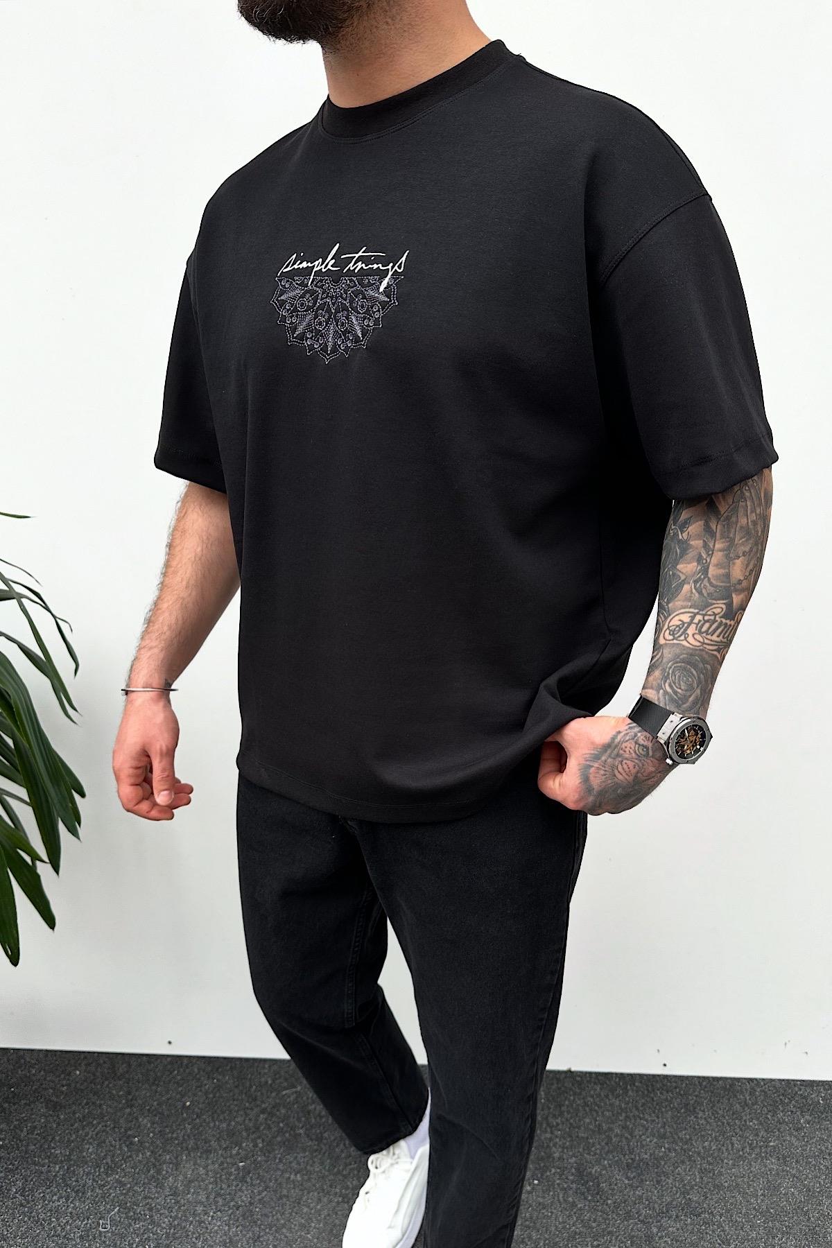 Siyah Nakış Detaylı Baskılı T-Shirt