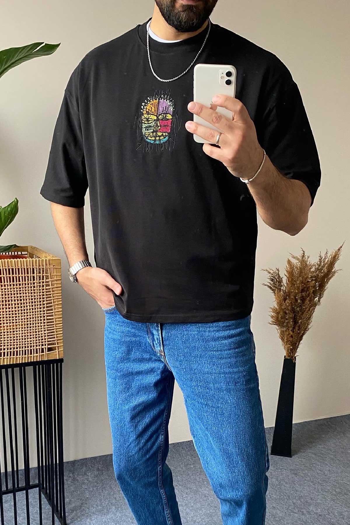 Siyah Önü Nakış İşlemeli Bol Kalıp T-Shirt