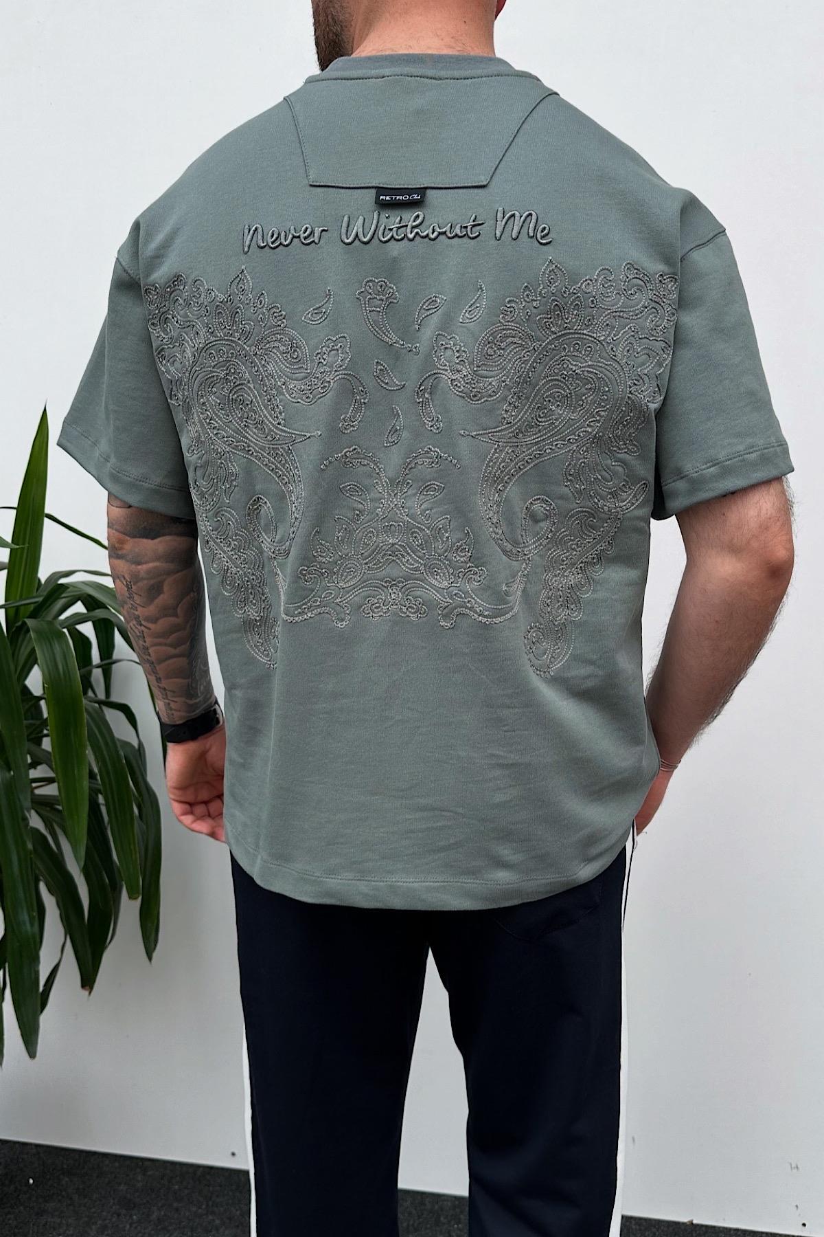 Yeşil Nakış Detaylı Baskılı T-Shirt