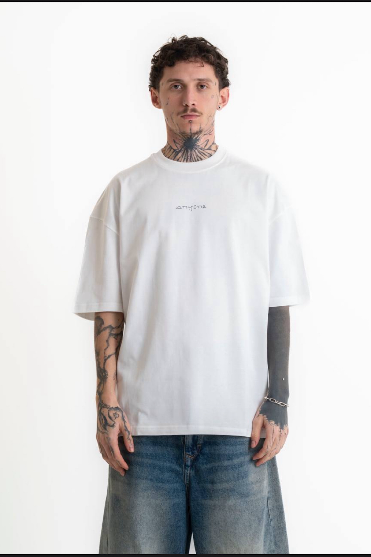 Beyaz Arkası Baskılı T-Shirt