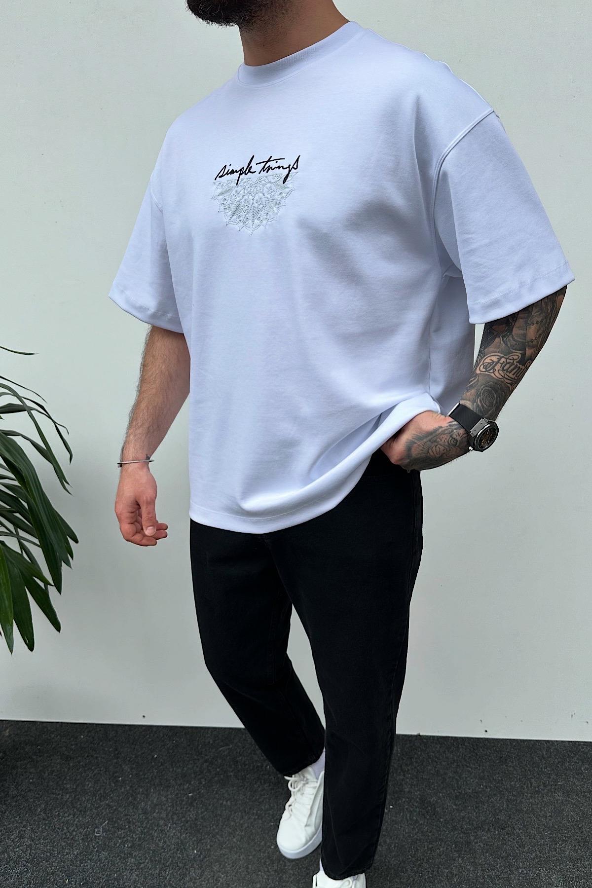 Beyaz Nakış Detaylı Baskılı T-Shirt