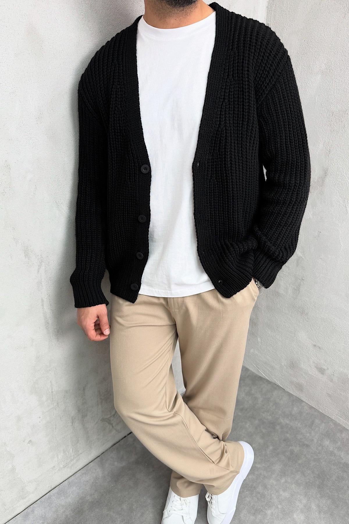 Siyah Düğmeli Örgü Hırka