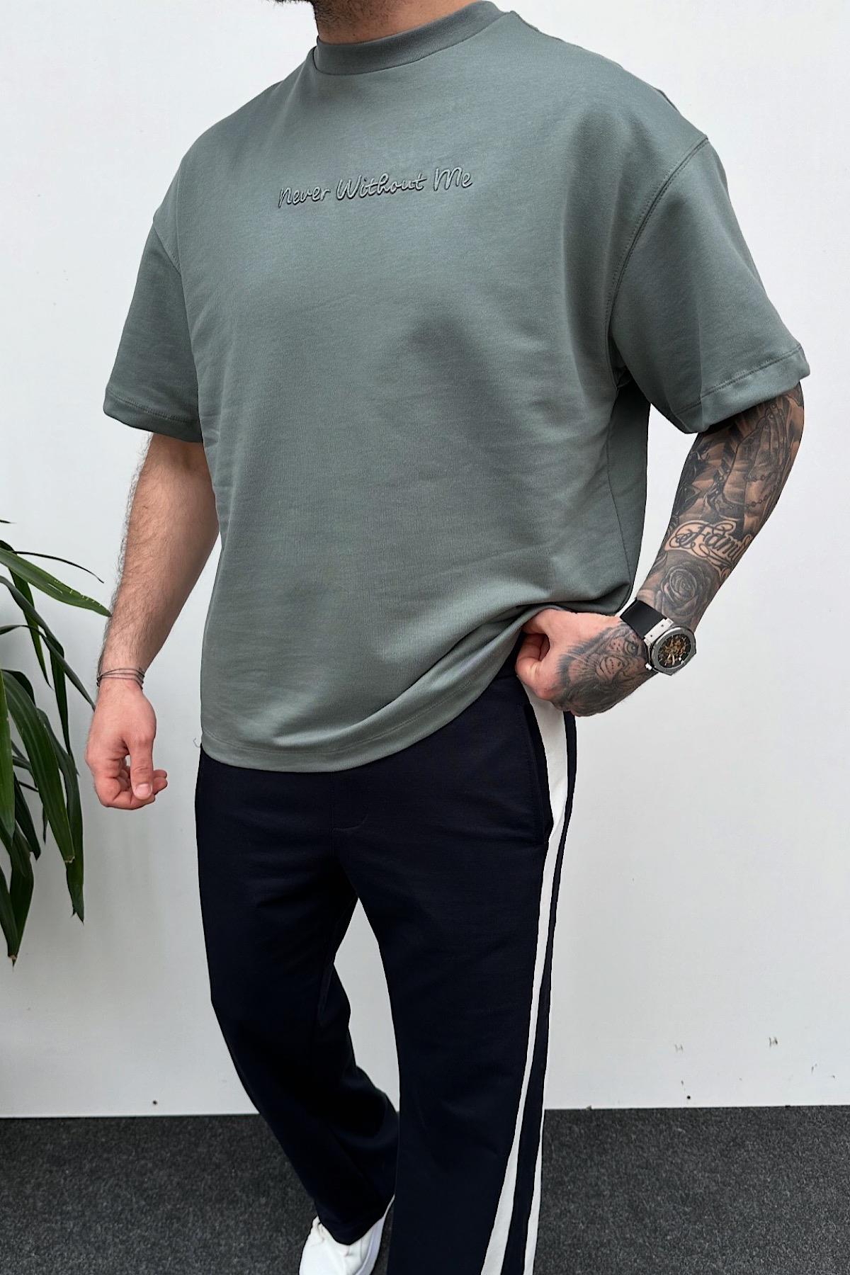 Yeşil Nakış Detaylı Baskılı T-Shirt