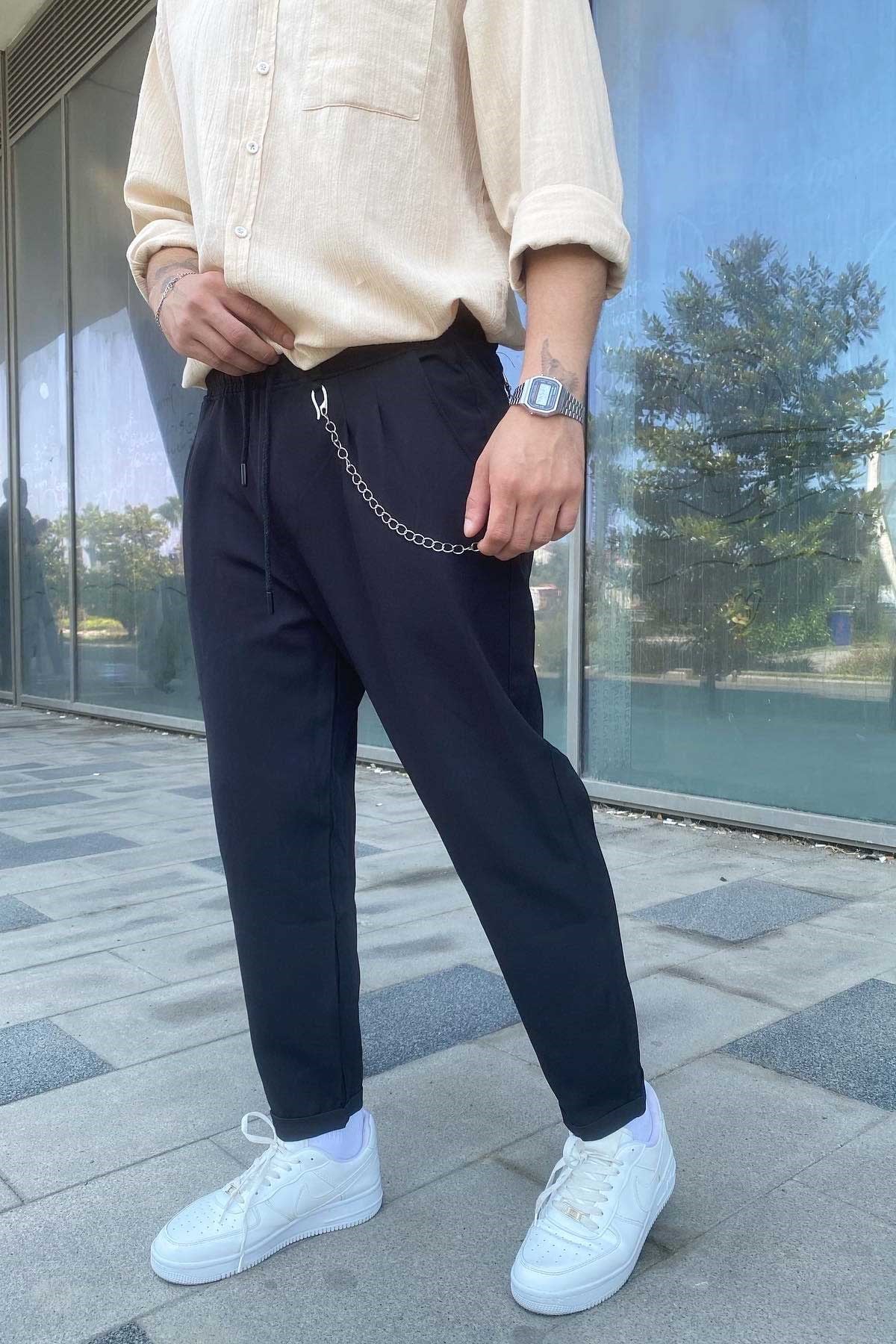 Zincir Detaylı Siyah Pantolon