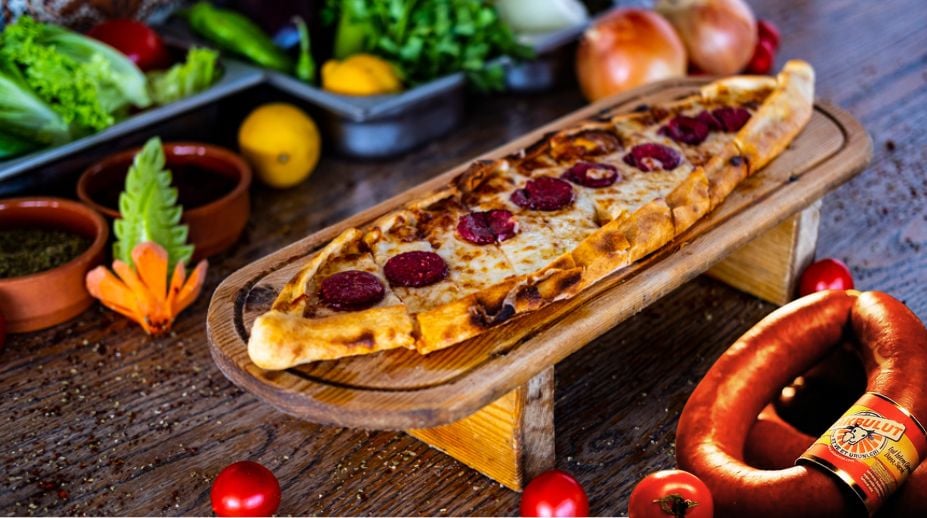 Kangal Sucuk ile Lezzet Dolu Sucuklu Pide Tarifi