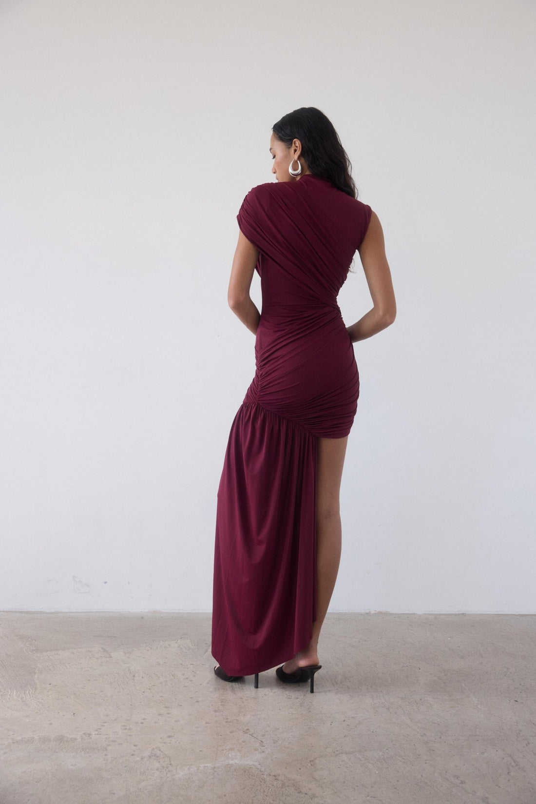 Asimetrik Drapeli Kuyruklu Elbise - Bordo