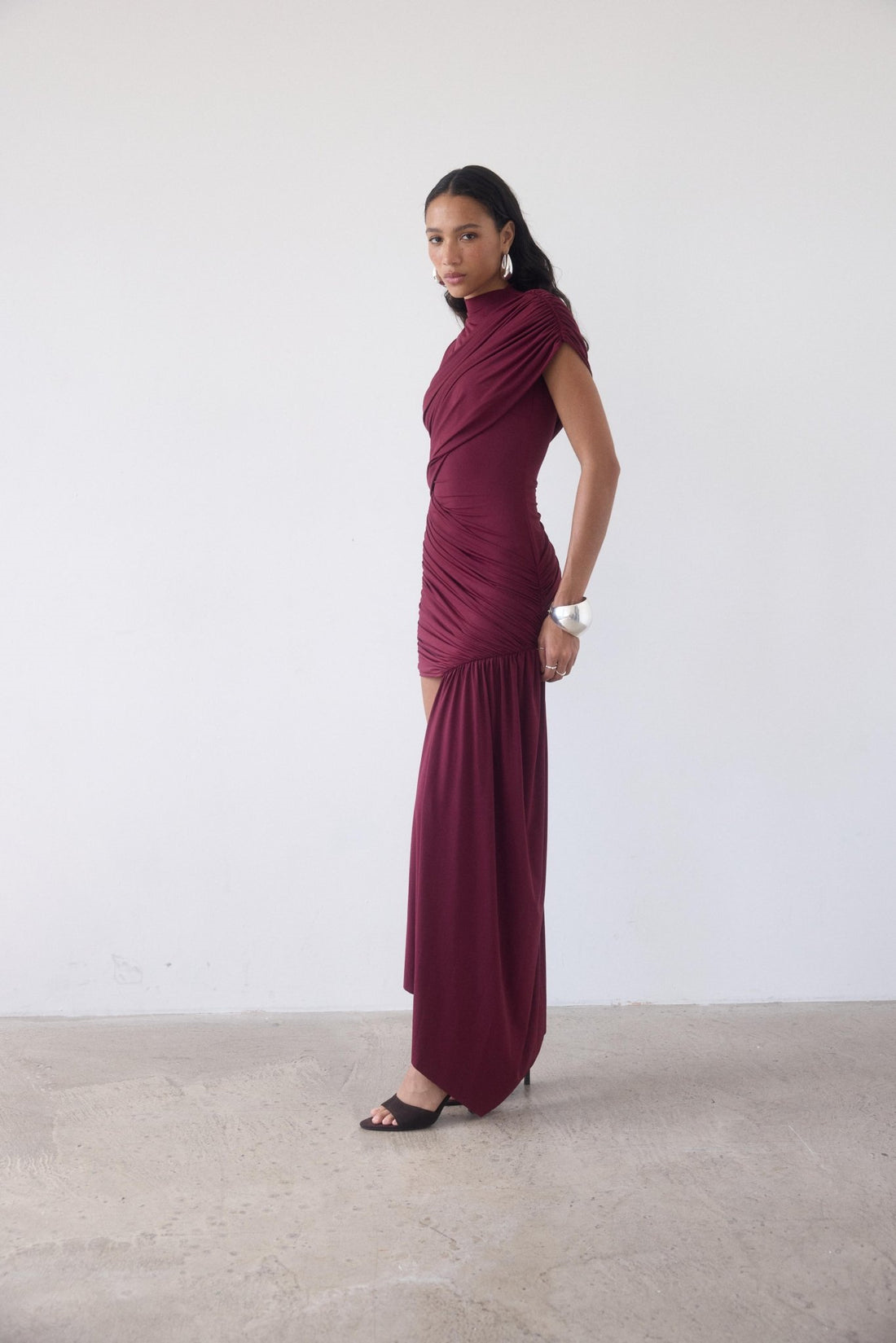 Asimetrik Drapeli Kuyruklu Elbise - Bordo