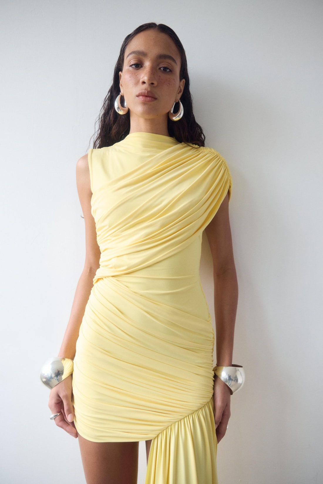 Asimetrik Drapeli Kuyruklu Elbise - Sarı