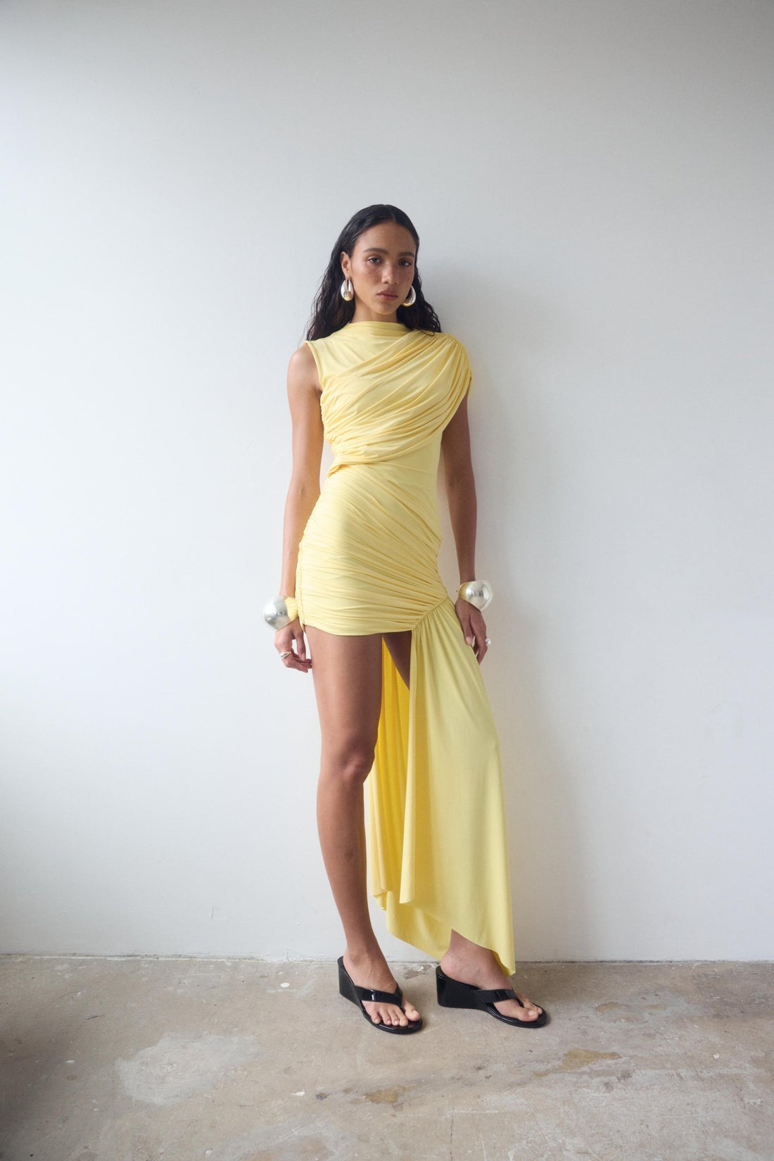Asimetrik Drapeli Kuyruklu Elbise - Sarı