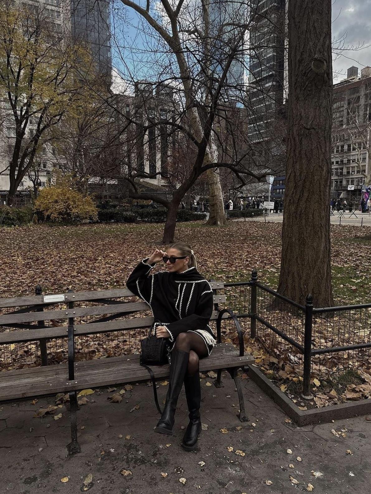 Beyaz Nakışlı Atkı Detaylı Siyah İnce Kaban