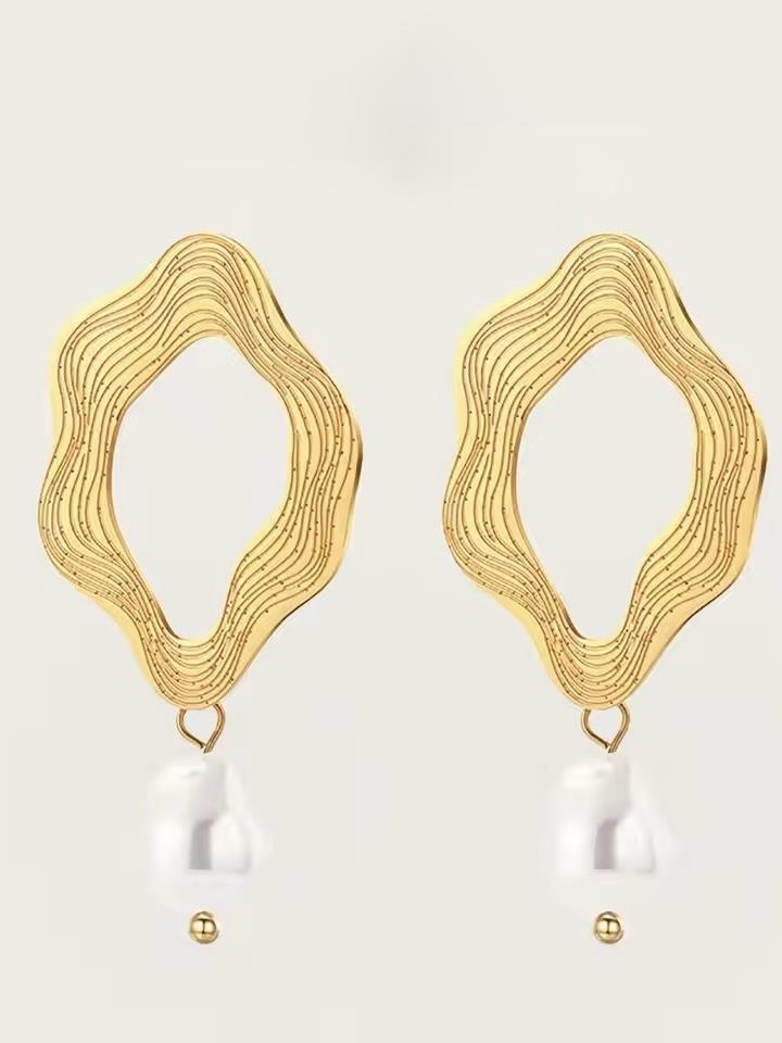 Dalgalı İnci Detaylı Küpe