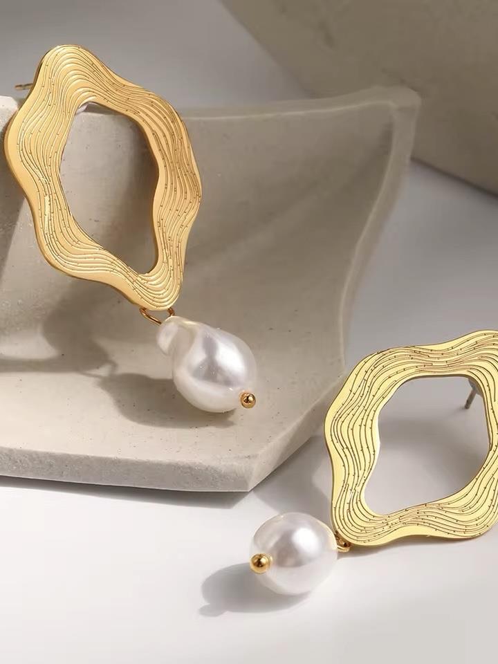 Dalgalı İnci Detaylı Küpe