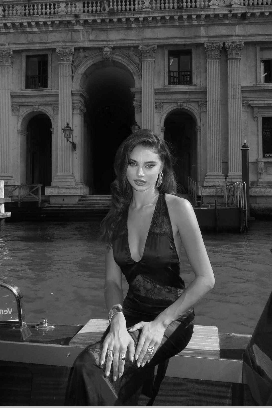 Dantel Panelli Derin Dekolteli Saten Elbise