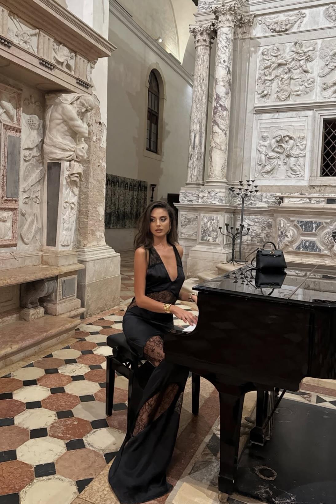 Dantel Panelli Derin Dekolteli Saten Elbise