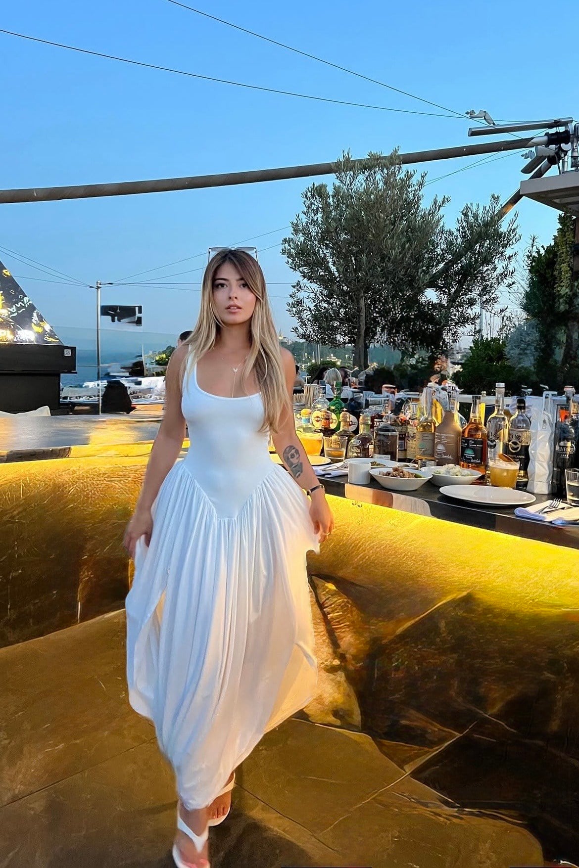 Drape Detaylı Beyaz Maxı Elbise