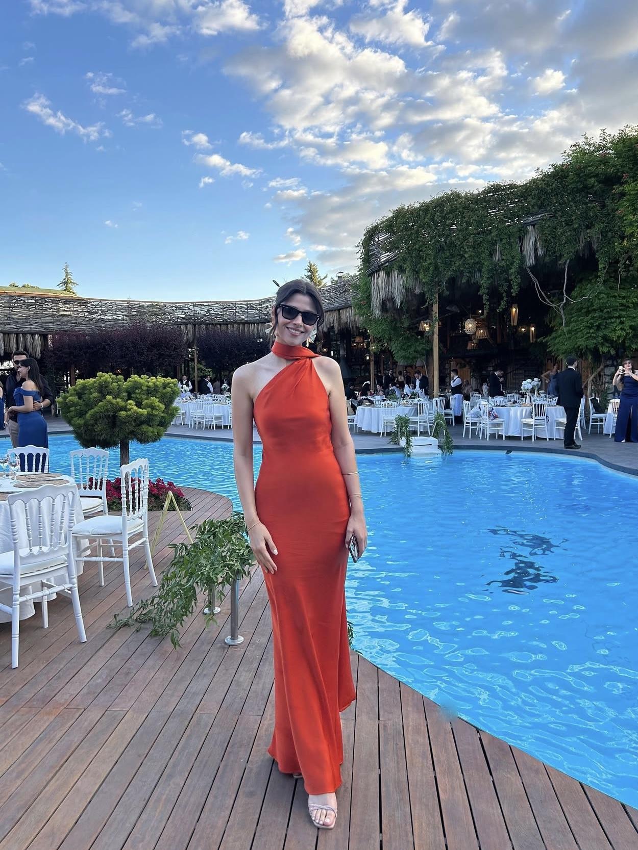 Sırt Dekolteli Şal Detaylı Saten Elbise - Kiremit