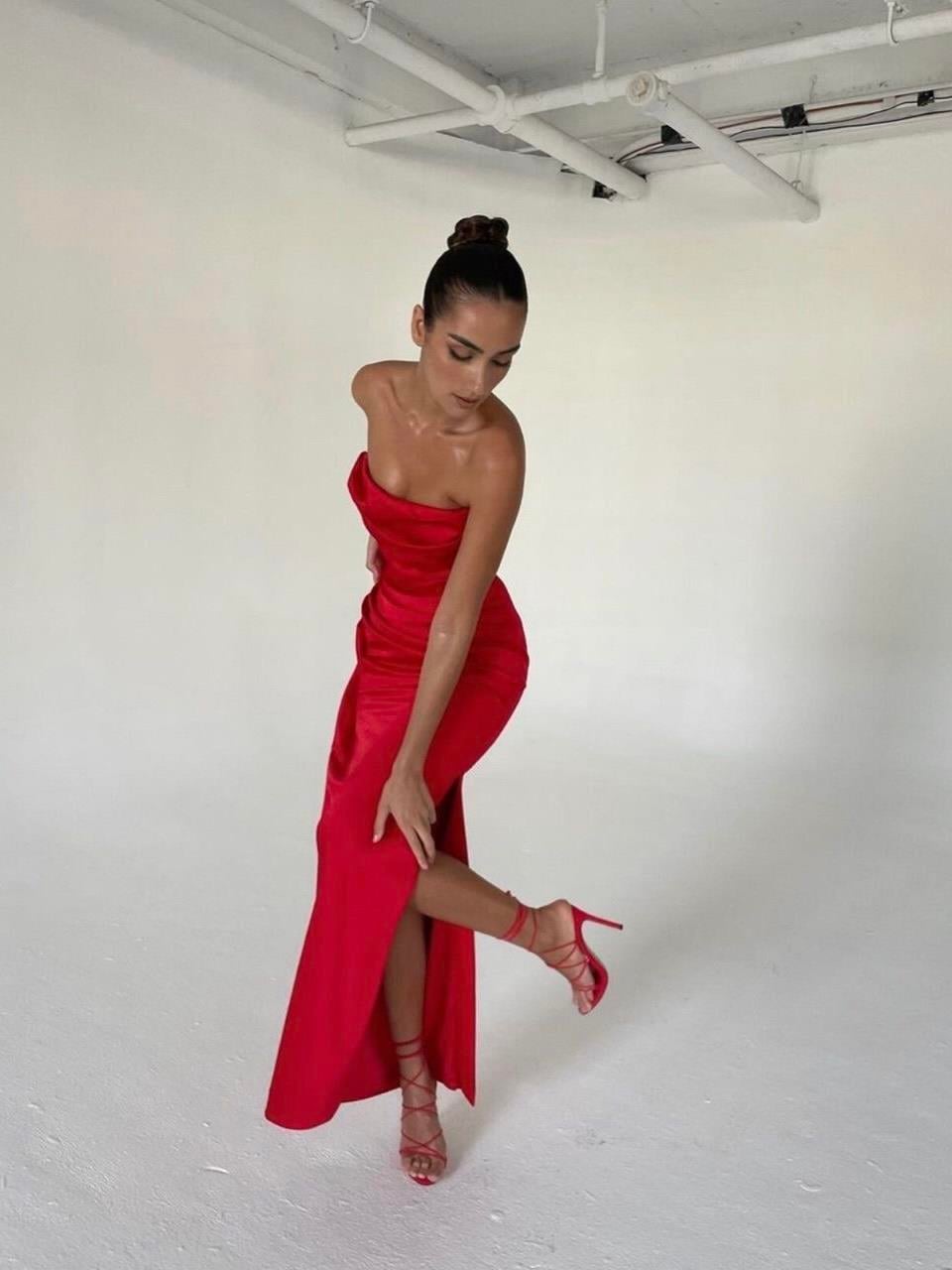 Kırmızı Drapeli Straplez Yırtmaçlı Elbise