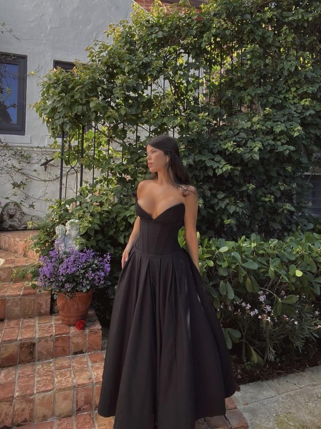 Korse Formlu Kalp Yaka Siyah Midi Elbise